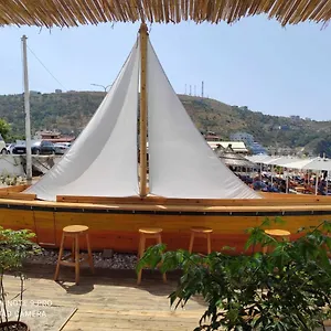 Olivia Grove , Himarë Albania